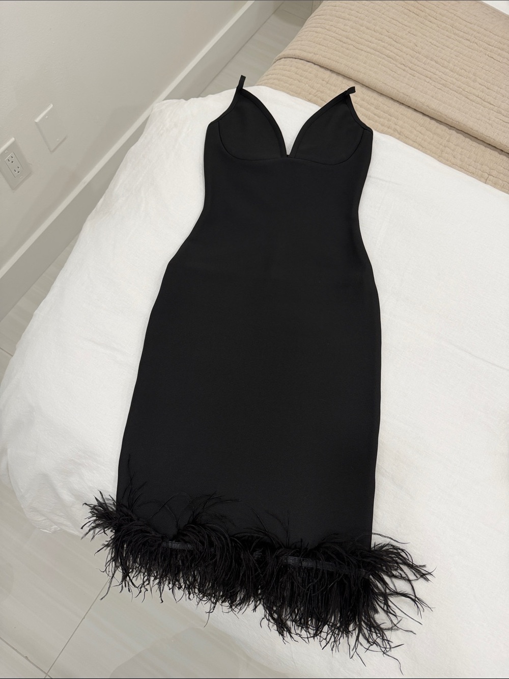 Elegant Black Feather-Hem Bodycon Dress